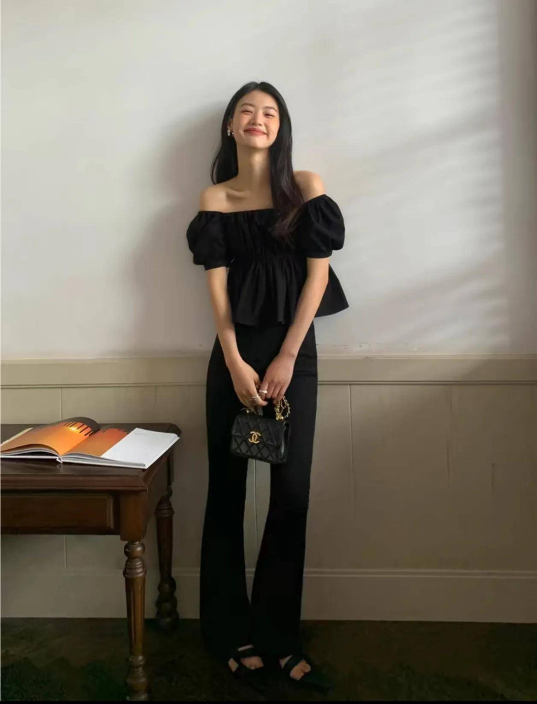 Khi phối cùng quần âu, áo trễ vai trở nên thanh lịch và tinh tế hơn. Thiết kế nữ tính giúp outfit bớt cứng nhắc, phù hợp với những ai thích phong cách nhẹ nhàng nhưng vẫn muốn giữ sự chỉn chu trong nhiều hoàn cảnh khác nhau.
