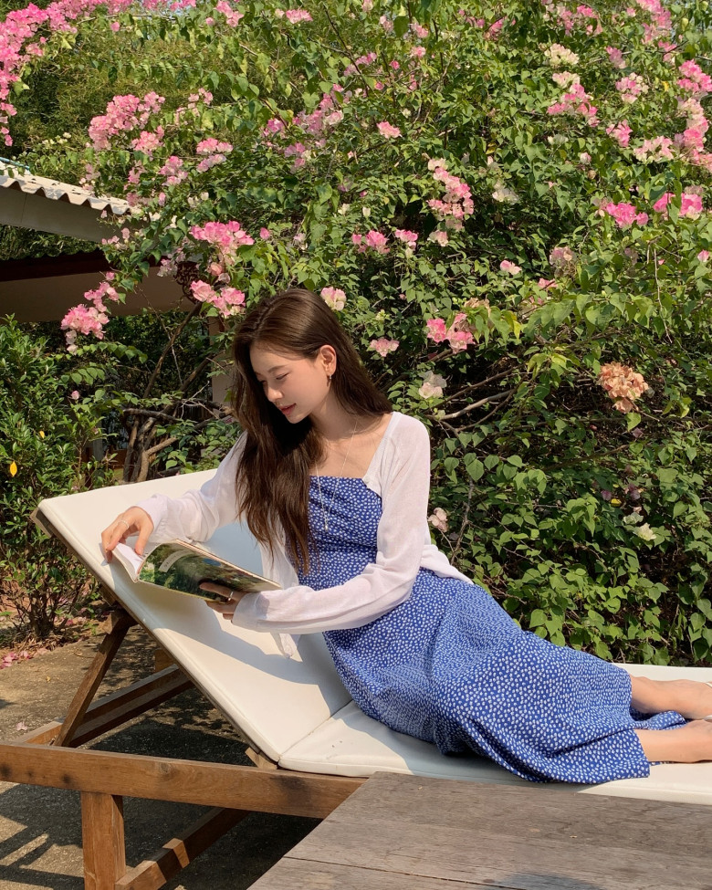 Nếu e ngại ánh nắng sẽ làm đen da khi diện váy, chị em có thể khoác thêm chiếc cardigan trắng mỏng giúp set đồ thêm mềm mại, rất phù hợp cho những chuyến nghỉ dưỡng hoặc café thư giãn ngày Hè.