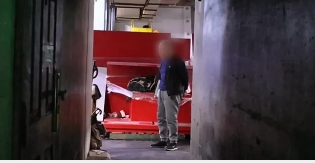 Lối vào siêu thị nơi ông Qiang Ming ngủ mỗi tối, suốt 10 năm. Ảnh: QQ