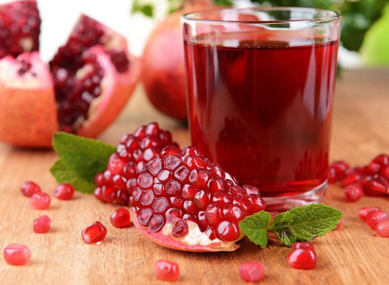 Lựu chứa nhiều vitamin C và polyphenol giúp hỗ trợ chống oxy hoá, cải thiện độ đàn hồi cho da và làm chậm dấu hiệu tuổi tác. Không những thế, loại quả này còn chứa ít calo nhưng giàu chất xơ, phù hợp với những người muốn giữ dáng mà vẫn ăn uống ngon miệng.