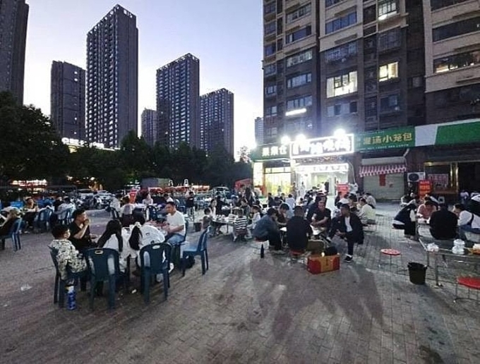 Khách đến ủng hộ cửa hàng đồ nướng của Thiệu Tam Hổ. Ảnh: Sina