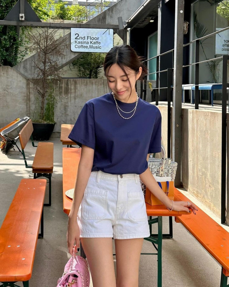 Áo thun và quần short là combo đơn giản nhưng luôn hiệu quả trong mùa Hè. Khi kết hợp cùng nhau, outfit mang lại cảm giác năng động và trẻ trung hơn. Đây là kiểu phối dễ mặc, phù hợp với nhiều hoàn cảnh và đặc biệt giúp tổng thể trông trendy hơn rõ rệt.