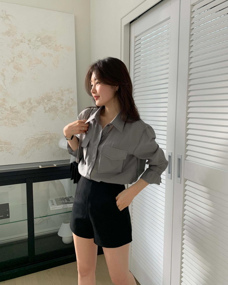 Quần short khi phối cùng áo sơ mi giúp tổng thể trở nên thanh lịch nhưng vẫn giữ được nét trẻ trung. Những kiểu sơ mi sáng màu hoặc oversize tạo cảm giác nhẹ nhàng hơn. Đây là công thức phù hợp cho những ngày muốn mặc thoải mái nhưng vẫn có gu.