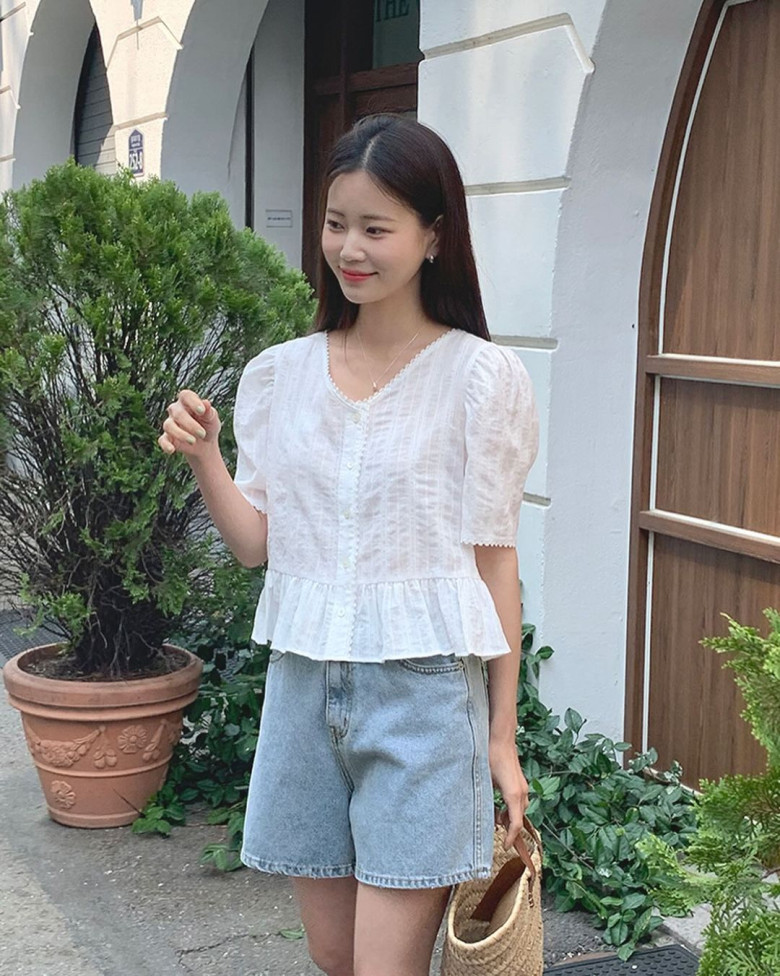 Áo blouse giúp quần short trở nên nữ tính và mềm mại hơn. Những chi tiết như tay bồng hoặc chất liệu voan nhẹ khiến outfit trông điệu đà nhưng không quá cầu kỳ. Đây là kiểu phối phù hợp với những ai thích phong cách nhẹ nhàng và trẻ trung mùa Hè.