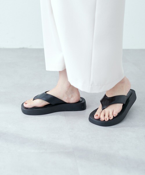 Từ công sở đến du lịch, 7 kiểu dép sandals này đang là lựa chọn được chị em diện nhiều nhất Hè 2026 - 2
