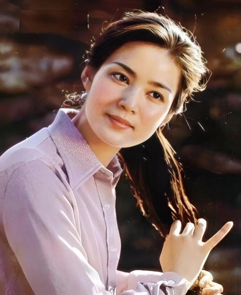 Thời trẻ, bà từng làm việc vất vả ở đảo Sùng Minh trước khi thi đỗ vào Học viện Hý kịch Thượng Hải. Nhờ sự chăm chỉ và ý chí mạnh mẽ, bà nhanh chóng khẳng định tài năng trong làng điện ảnh, ghi dấu ấn qua nhiều bộ phim như Lá thư tình, Mưa ngô đồng, Thiếu niên thiên tử, Hồng phấn thế gia, Quốc sắc thiên hương…
