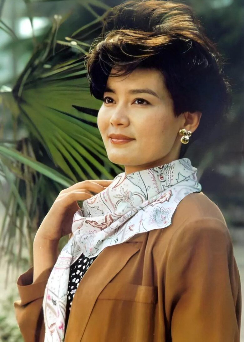 Năm 1983, Phan Hồng giành giải Nữ chính xuất sắc nhất tại Giải Kim Kê và trở thành ngôi sao nổi tiếng toàn quốc. Trong sự nghiệp, bà đã giành 13 giải Ảnh hậu và là nữ diễn viên người Hoa đầu tiên xuất hiện trên bìa một tạp chí nổi tiếng nước ngoài.