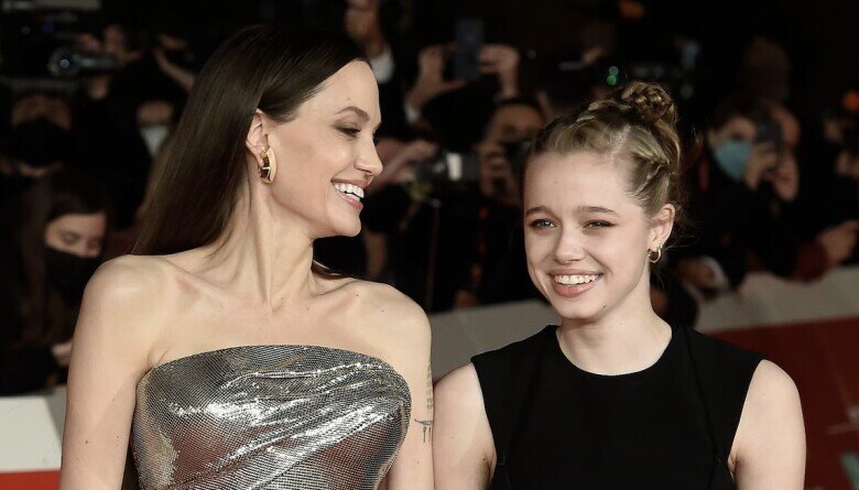 Shiloh Jolie là con gái ruột đầu lòng của Angelina Jolie và Brad Pitt.