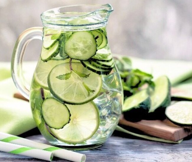 Nước chanh chứa nhiều vitamin C và chất chống oxy hóa, giúp cơ thể cảm thấy sảng khoái hơn trong ngày nóng bức. Khi kết hợp dưa leo và lá bạc hà, thức uống này còn hỗ trợ kiểm soát cảm giác thèm ăn, góp phần hạn chế tích tụ mỡ thừa và giúp cơ thể nhẹ nhàng hơn.