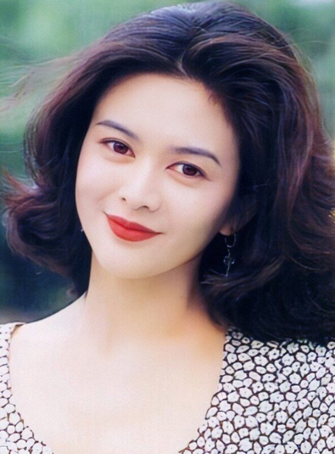 Không chỉ nổi tiếng ở Hong Kong, sức hút của Quan Chi Lâm còn lan rộng khắp châu Á. Năm 1998, cô được tạp chí People (Mỹ) xếp vào danh sách “50 người đẹp nhất thế giới”. Sau khi rút lui khỏi làng giải trí từ năm 2005, cô chuyển sang đầu tư bất động sản và hiện tổng giá trị bất động sản đứng tên cô đã vượt quá 500 triệu HKD (hơn 1,6 nghìn tỷ đồng).