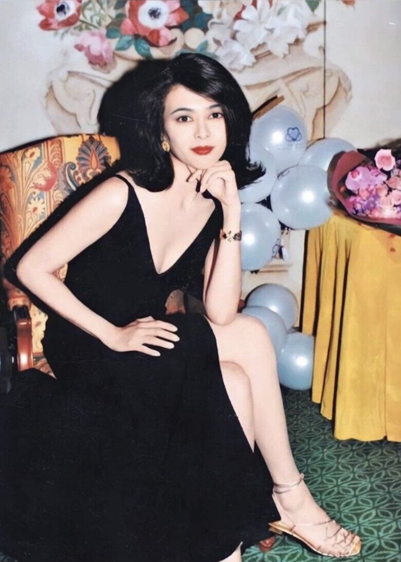 Năm 2001, cô có một mối tình khá nhẹ nhàng với người mẫu trẻ Hoàng Gia Nặc, kém cô 8 tuổi. Không còn yếu tố vật chất hay ràng buộc lợi ích, cả hai bên nhau 4 năm rồi chia tay trong yên bình.