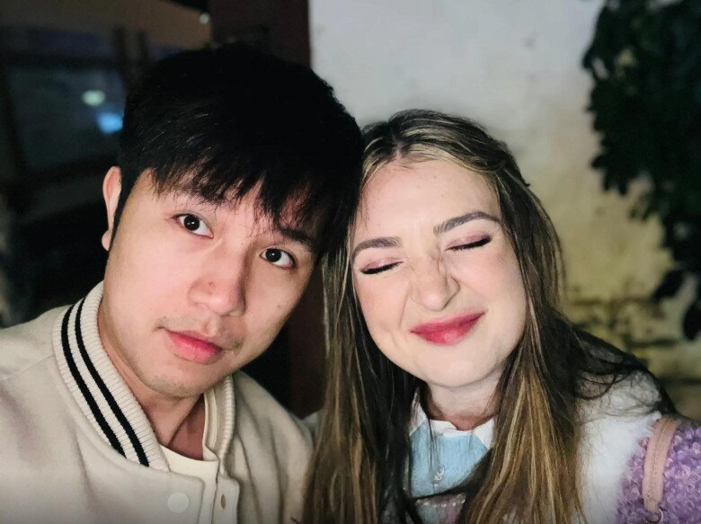 Phải lòng thầy giáo piano kém 4 tuổi, bác sĩ người Anh bỏ công việc gần 300 triệu/tháng, rời London để theo tiếng gọi tình yêu - 3