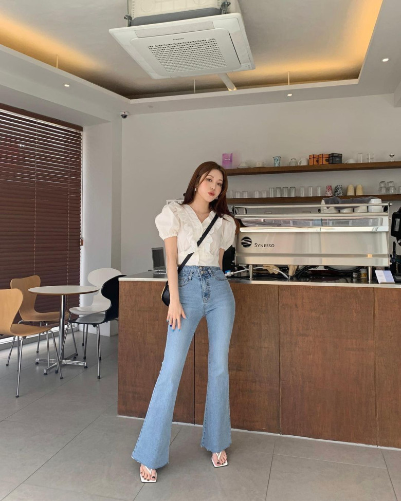 Áo blouse giúp quần jeans ống loe trở nên nữ tính và mềm mại hơn. Những chi tiết như tay bồng hoặc cổ vuông khiến outfit có điểm nhấn nhưng không quá cầu kỳ. Đây là kiểu phối phù hợp với những ai thích phong cách nhẹ nhàng nhưng vẫn muốn tổng thể trông thời trang hơn.