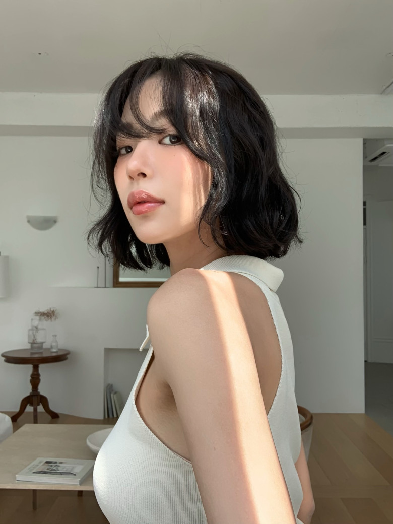 Tóc ngắn xoăn giúp diện mạo nổi bật hơn nhờ độ bồng bềnh tự nhiên. Những lọn xoăn nhẹ còn tạo hiệu ứng tóc dày, giúp tổng thể trông trẻ trung và có sức sống hơn.