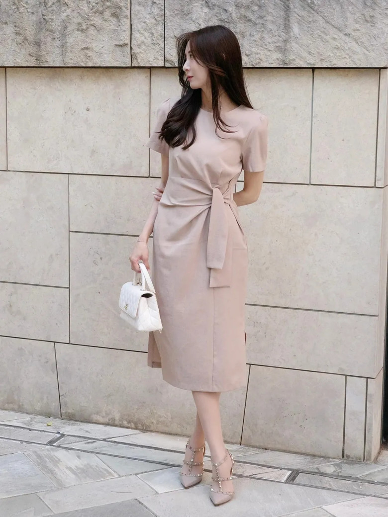 Váy liền nhấn eo giúp chị em mặc đẹp nhanh mà không cần phối đồ cầu kỳ. Thiết kế này tạo cảm giác vóc dáng cân đối và nữ tính hơn rõ rệt.