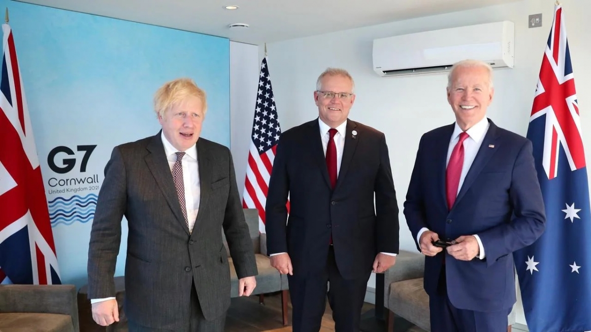 Thủ tướng Australia Scott Morrison (giữa) chụp hình chung với Thủ tướng Anh Boris Johnson (trái) và Tổng thống Mỹ Joe Biden (phải). Ảnh: Adam Taylor.