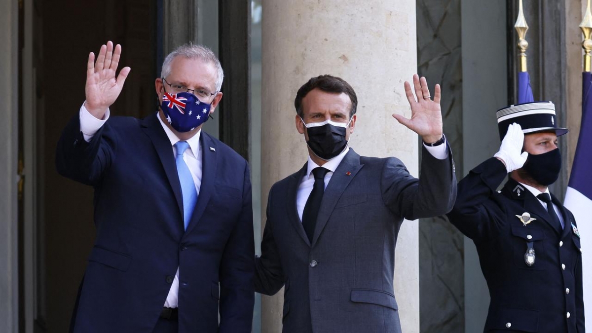 Tổng thống Pháp Emmanuel Macron (phải) và Thủ tướng Australia Scott Morrison tại điện Elysee ở Paris. Ảnh: AFP.
