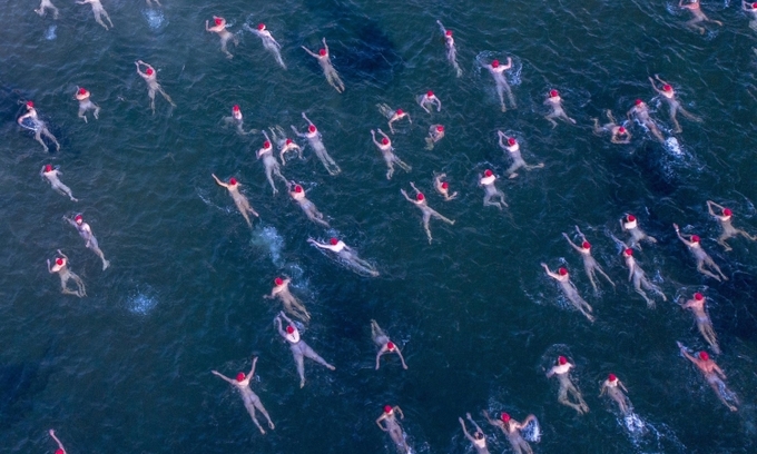 Đám đông tham gia tắm khỏa thân tập thể ở Hobart, bang Tasmania, Australia, hôm 22/6. Ảnh: AAP.