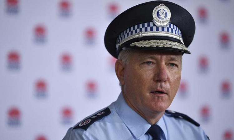 Cảnh sát trưởng New South Wales Mick Fuller trả lời phỏng vấn ở Sydney hôm 28/6. Ảnh: AP.