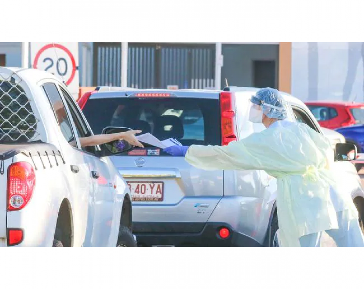 Các xe ô tô xếp hàng tại vùng Top End thuộc Vùng lãnh thổ Bắc Australia để chờ vào xét nghiệm Covid-19. Nguồn: Glenn Campbell