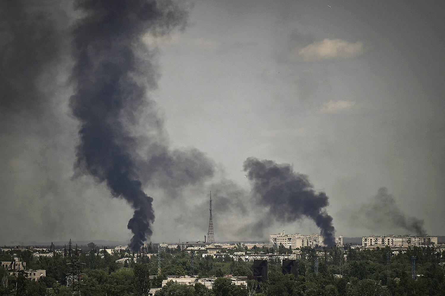 Khói bốc lên trong các vụ pháo kích ở thành phố Severodonetsk, miền đông Ukraine hôm 30/5. Ảnh: AFP.