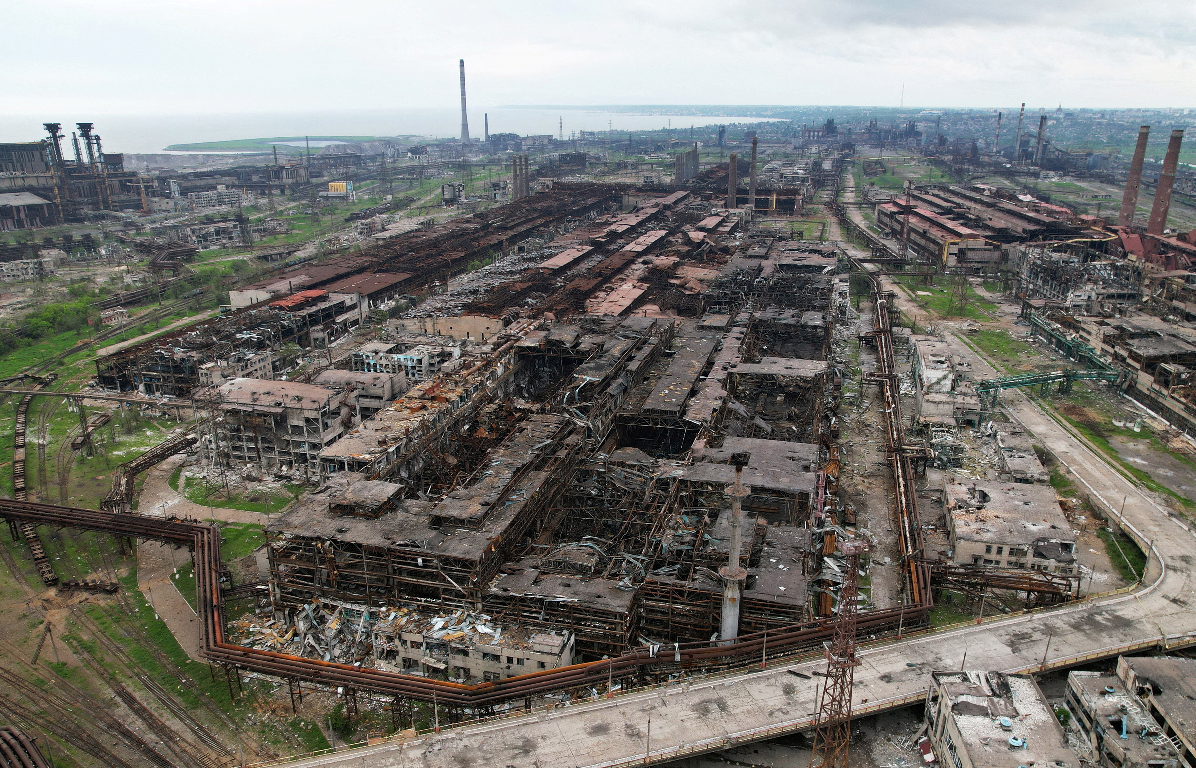 Khung cảnh hoang tàn tại nhà máy gang thép Azovstal, thành phố Mariupol, phía nam Ukraine hôm 22/5. Ảnh: Reuters.