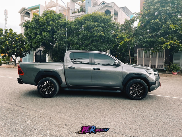 Toyota Hilux hạ gầm với bộ bánh khủng tốn 300 triệu đồng - Thú độ xe mới của nhiều người chơi bán tải tại TP. HCM - Ảnh 3.