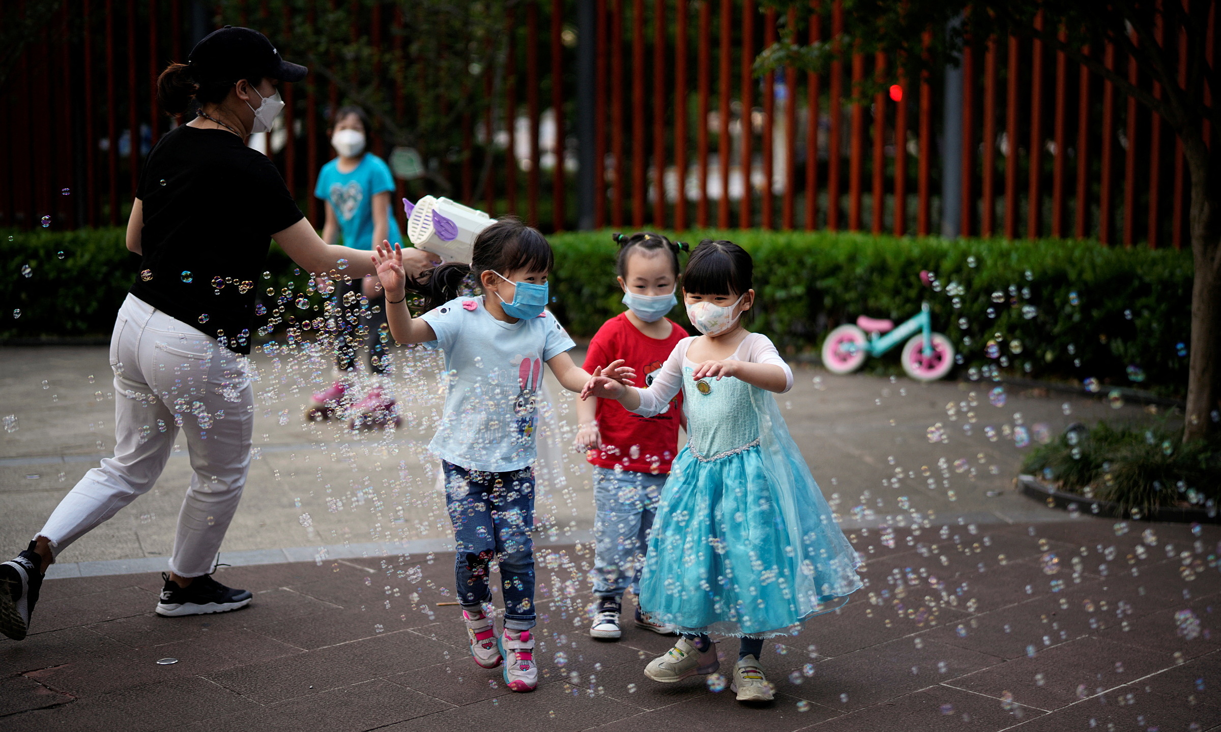 Trẻ em chơi đùa ở một công viên tại Thượng Hải, Trung Quốc hôm 31/5. Ảnh: Reuters.