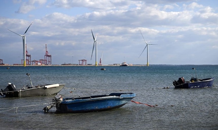 Các turbine tại một trang trại điện gió ở thành phố Taranto, phía nam Italy. Ảnh: AFP.