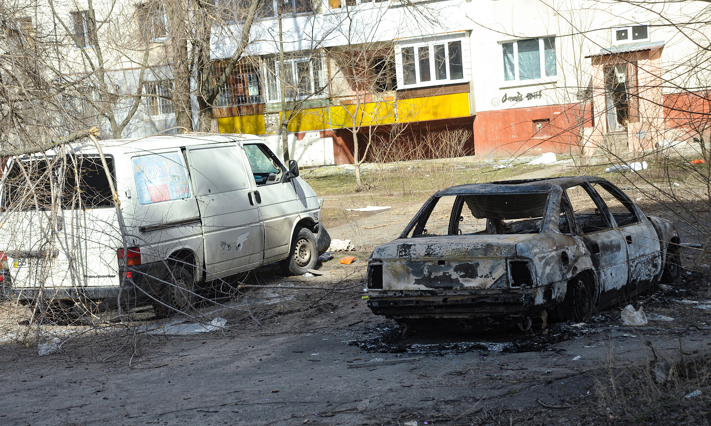 Xe bị phá hủy sau pháo kích ở thành phố Severodonetsk, tỉnh Lugansk, Ukraine hồi giữa tháng 3. Ảnh: AFP.