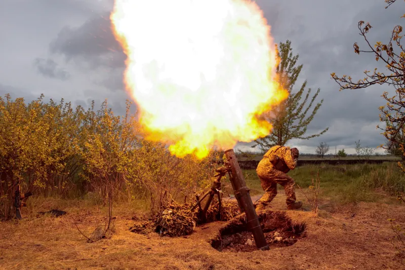 Binh sĩ Ukraine khai hỏa súng cối gần Kharkov, Ukraine cuối tháng 5. Ảnh: Reuters.