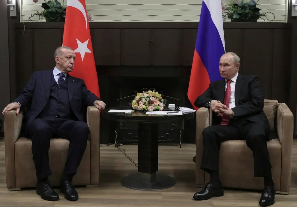 Tổng thống Thổ Nhĩ Kỳ Recep Tayyip Erdogan (trái) và Tổng thống Nga Vladimir Putin tại Sochi, Nga hồi tháng 9/2021. Ảnh: Reuters.