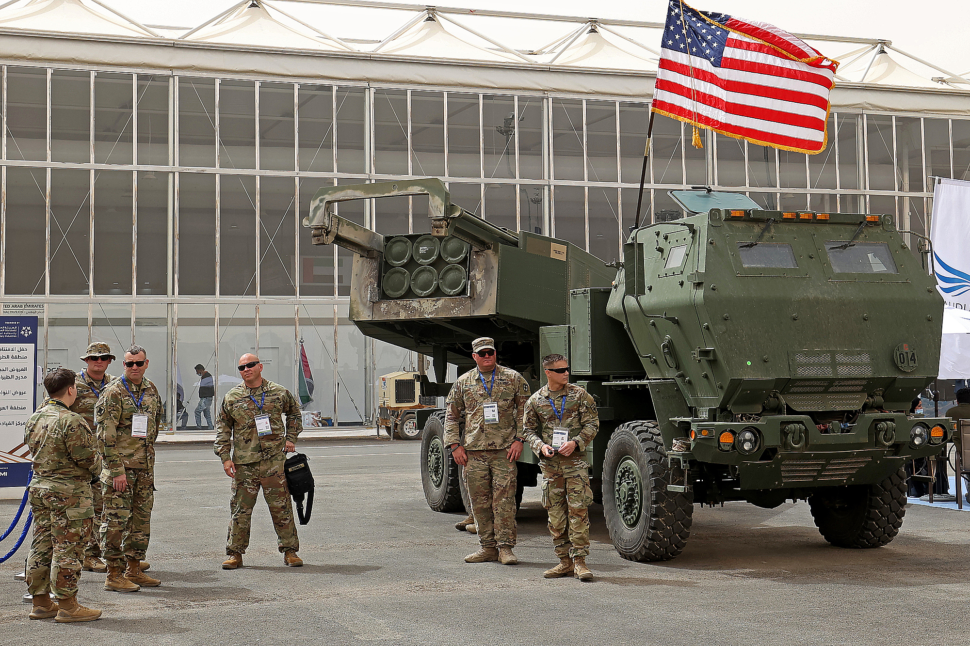 Binh lính Mỹ đứng bên cạnh Hệ thống pháo phản lực cơ động cao M142 (HIMARS) tại Riyadh, thủ đô Arab Saudi, ngày 6/3. Ảnh: AFP.