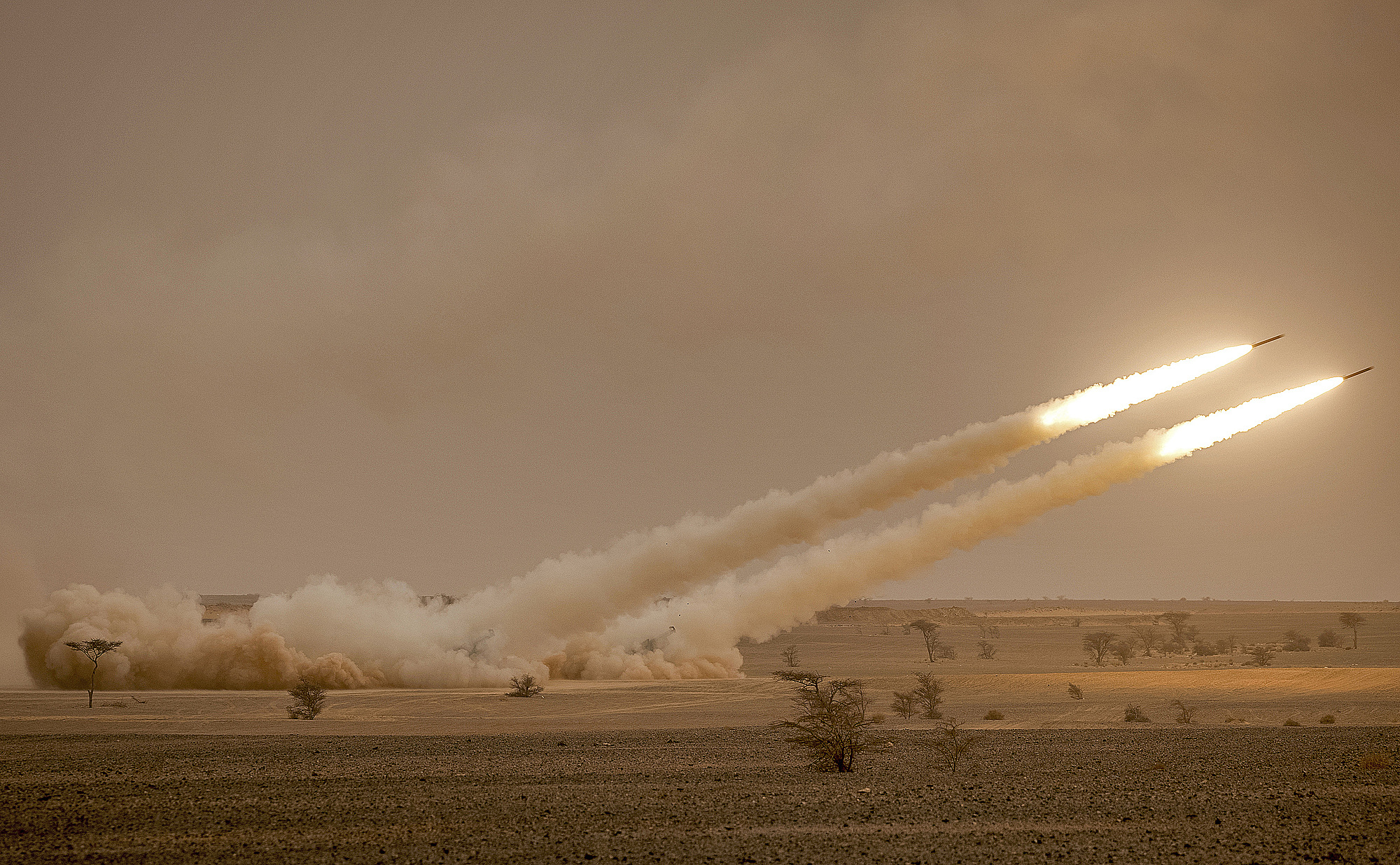 Hệ thống pháo phản lực cơ động cao M142 (HIMARS) phóng hỏa lực trong cuộc tập trận quân sự Sư tử châu Phi ở vùng Grier Labouihi, đông nam Morocco, ngày 9/6/2021. Ảnh: AFP.