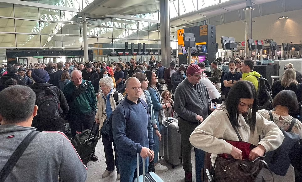 Hành khách xếp hàng tại sân bay London Heathrow sáng 1/6. Ảnh: Zenpix.