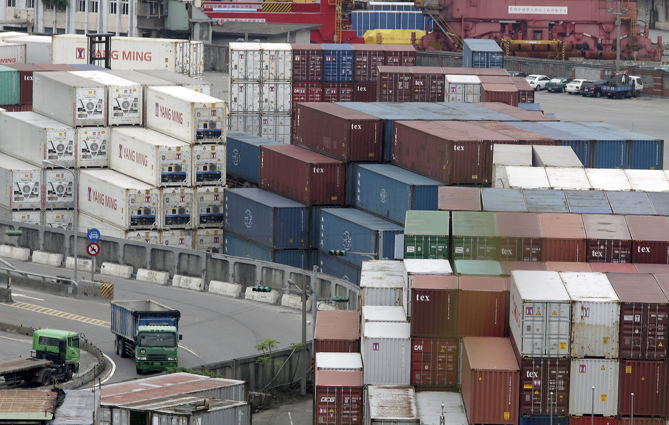 Container được xếp đầy tại cảng Cơ Long, đảo Đài Loan, hồi tháng 10/2015. Ảnh: Reuters.