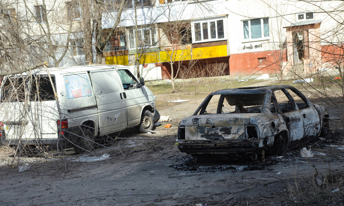 Những chiếc xe bị phá hủy sau pháo kích ở thành phố Severodonetsk, tỉnh Lugansk, Ukraine, hồi giữa tháng 3. Ảnh: AFP.
