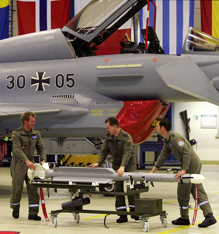 Không quân di chuyển một tên lửa IRIS-T ở miền bắc nước Đức tháng 12/2005. Ảnh: Reuters.
