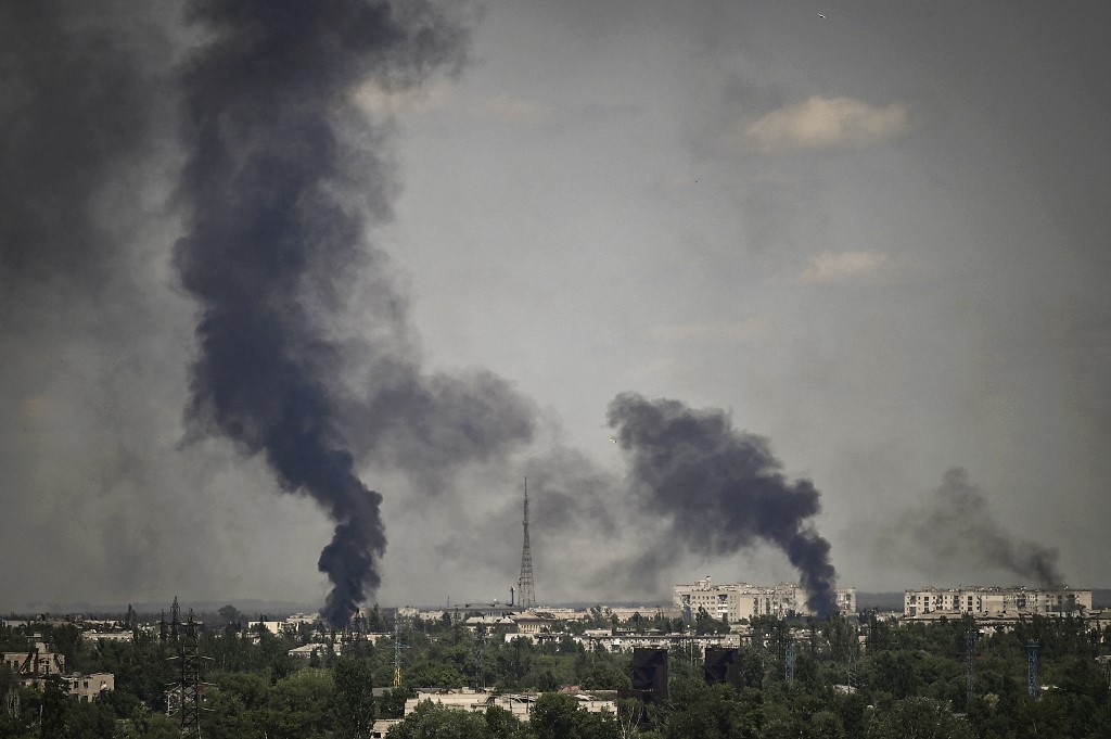 Khói đen bốc lên từ thành phố Severodonetsk, miền đông Ukraine, hôm 30/5. Ảnh: AFP.