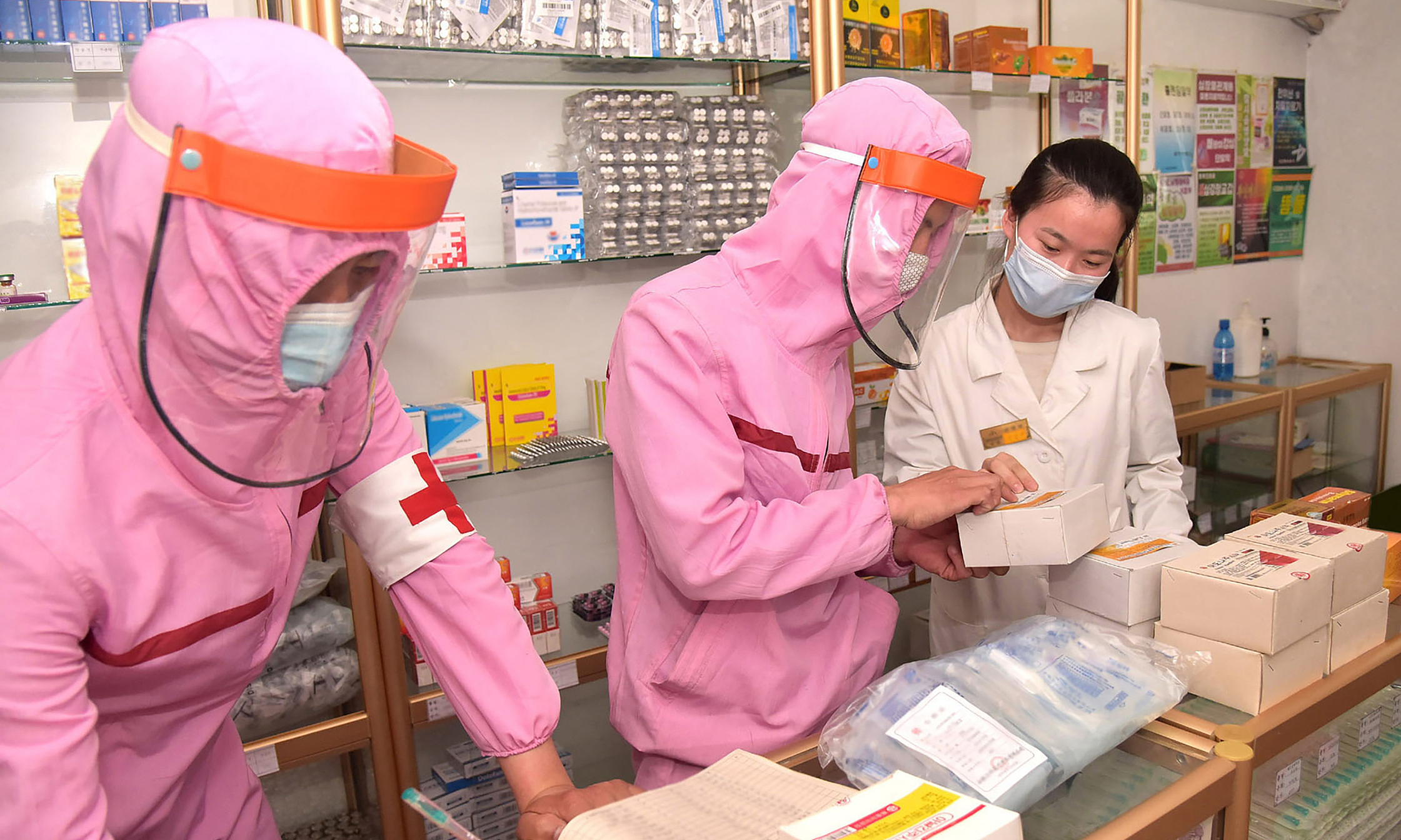 Nhân viên y tế tại nhà thuốc ở thủ đô Bình Nhưỡng của Triều Tiên trong ảnh công bố hôm 31/5. Ảnh: KCNA.