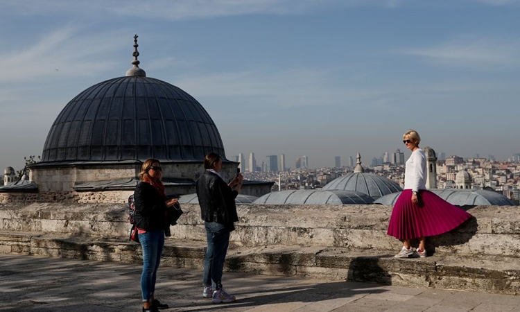 Du khách tại Istanbul, Thổ Nhĩ Kỳ, hồi tháng 4/2021. Ảnh: Reuters.