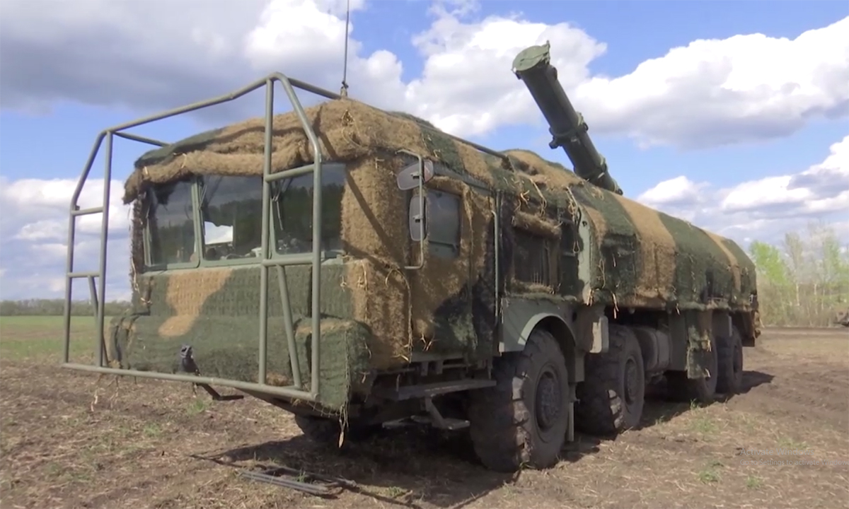 Xe phóng tên lửa chiến thuật Iskander-M chuẩn bị khai hỏa nhằm mục tiêu tại Ukraine trong chiến dịch quân sự đặc biệt ngày 2/5. Ảnh: BQP Nga.