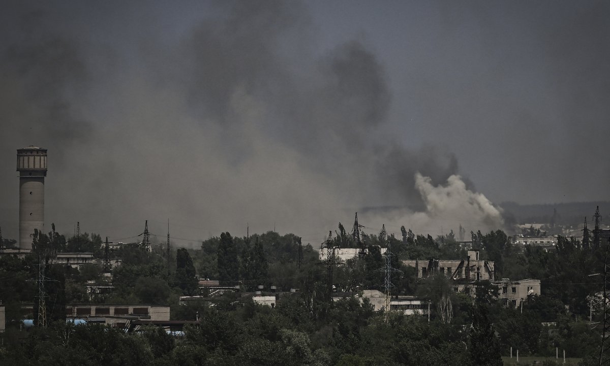 Khói bụi bốc lên sau giao tranh ở thành phố Severodonetsk, miền đông Ukraine, hôm 2/6. Ảnh: AFP.