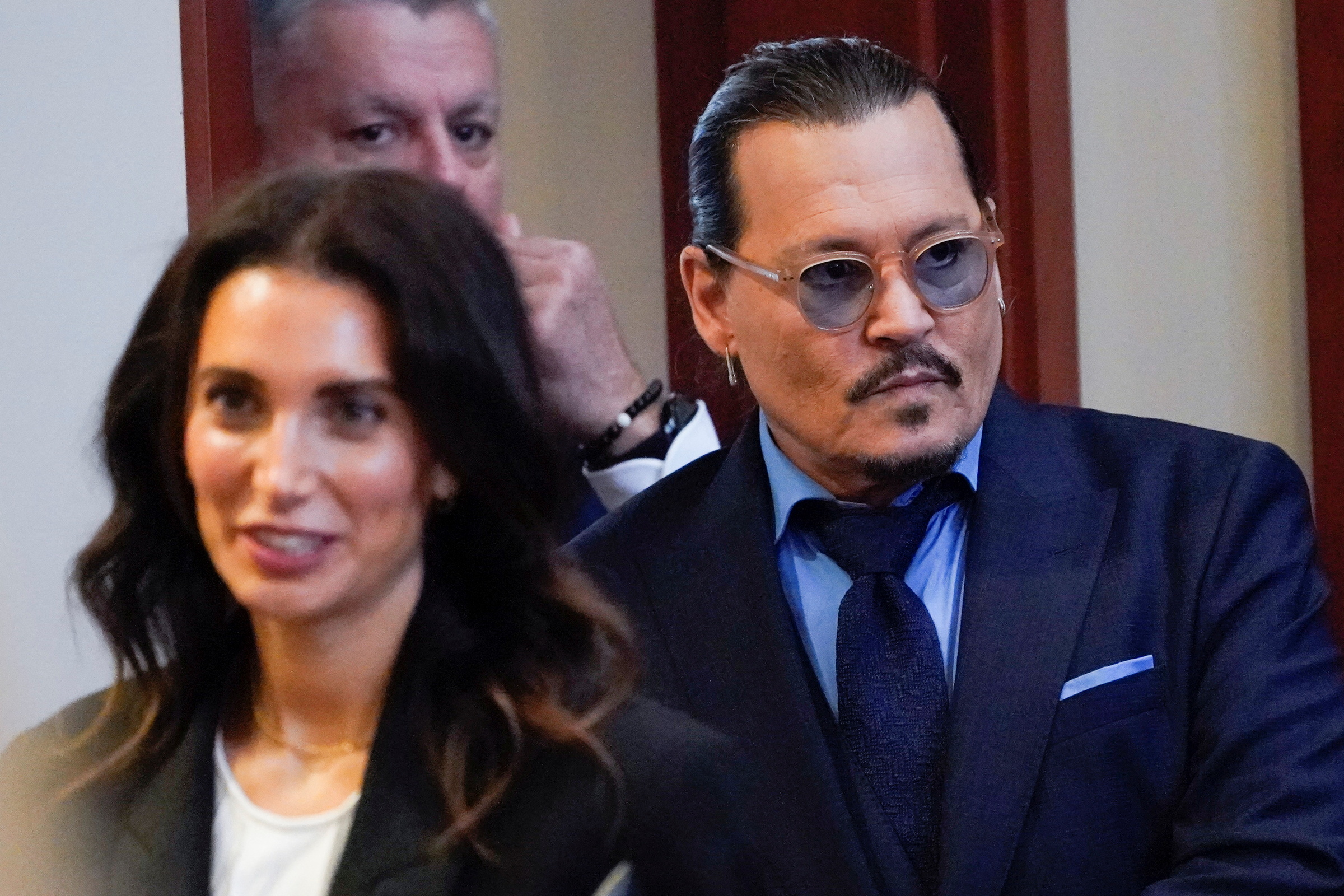 Johnny Depp (phải) cùng đội ngũ luật sư tại phiên tòa ở Fairfax. Ảnh: Reuters