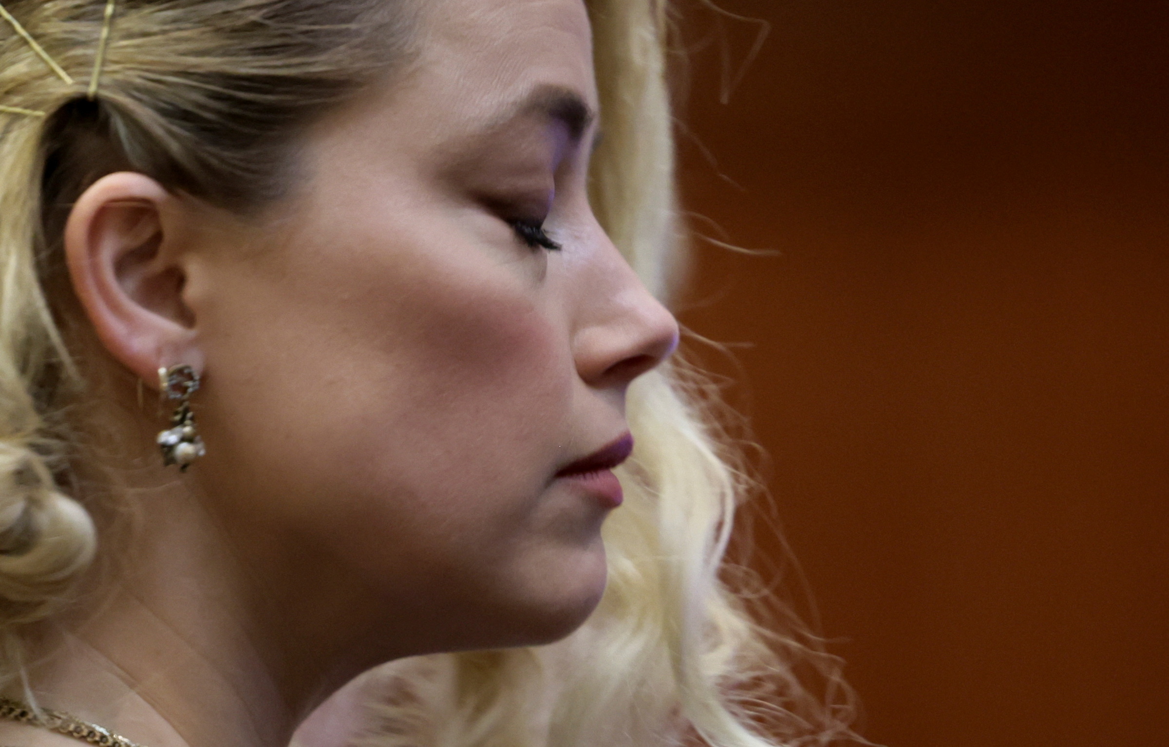 Amber Heard khi nghe phán quyết từ thẩm phán ở Fairfax hôm 1/6. Ảnh: Reuters