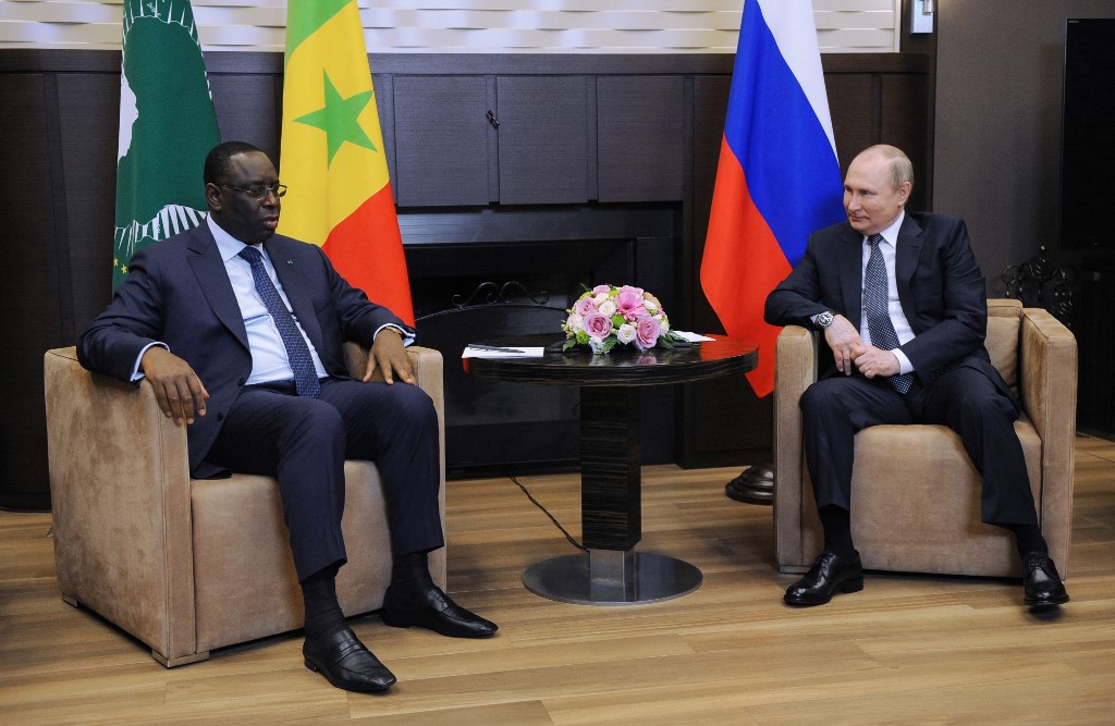 Tổng thống Senegal Macky Sall (trái) và Tổng thống Nga Vladimir Putin tại Sochi hôm 3/6. Ảnh: AFP