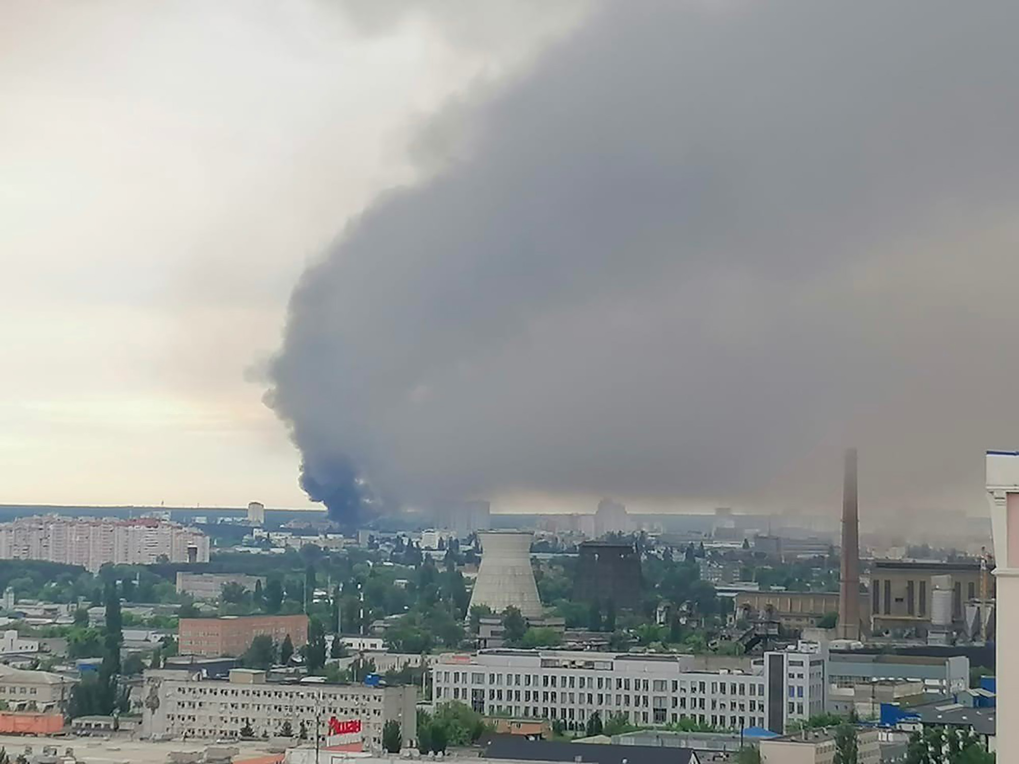 Khói đen bốc lên ở Kiev sau loạt vụ nổ ngày 5/6. Ảnh: CNN.
