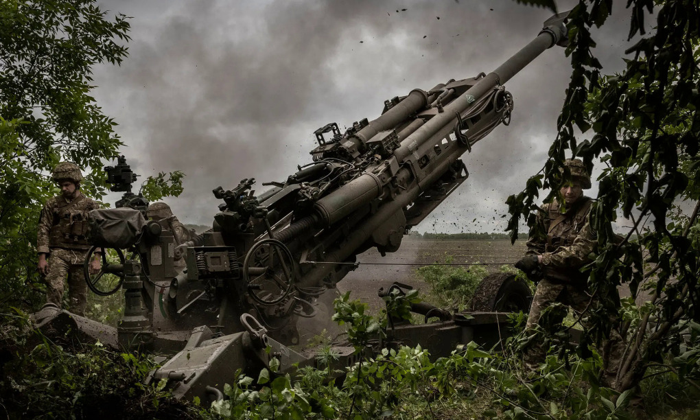 Khẩu pháo M777, do Mỹ sản xuất, tại vị trí bắn ở Donetsk, miền đông Ukraine, hồi tháng 5. Ảnh: NY Times.