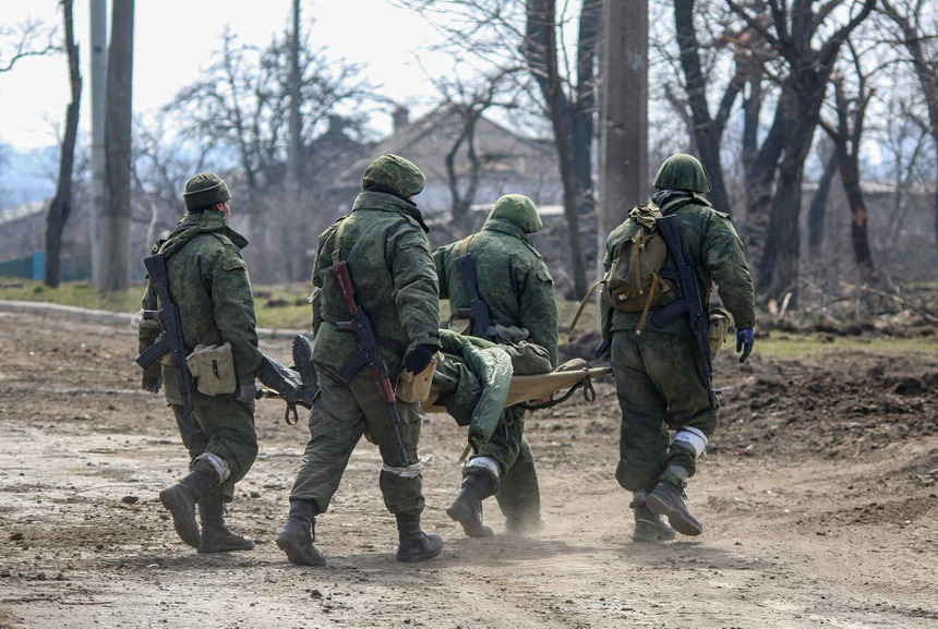 Lực lượng Nga khiêng thi thể binh sĩ thiệt mạng tại Mariupol, miền nam Ukraine, ngày 31/3. Ảnh: Reuters.