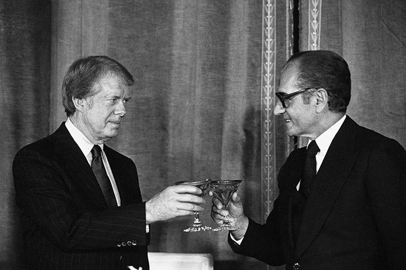 Tổng thống Mỹ Jimmy Carter (trái) nâng ly cùng vua Iran Mohammad Reza Pahlavi đêm giao thừa năm 1977. Ảnh: Chính phủ Mỹ.